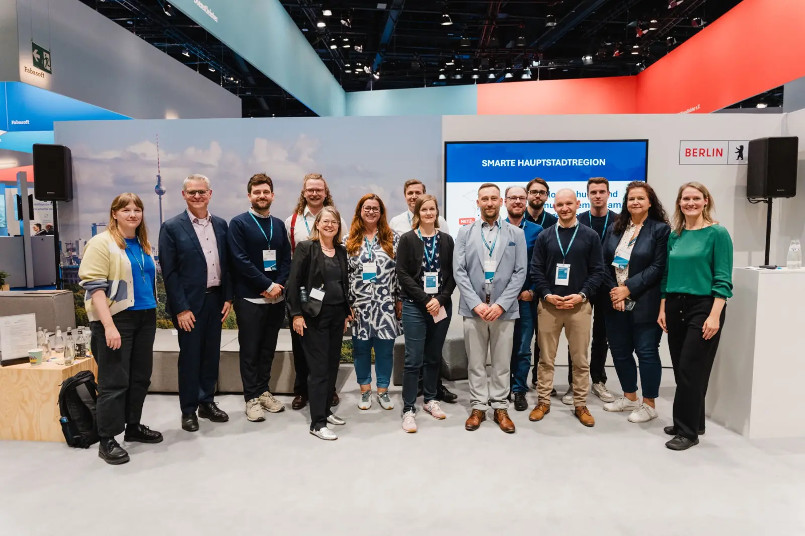 Das InNoWest-Team und weitere Beteiligte beim gemeinsamen Gruppenfoto am Berlin-Stand der Smart Country Convention 2026.