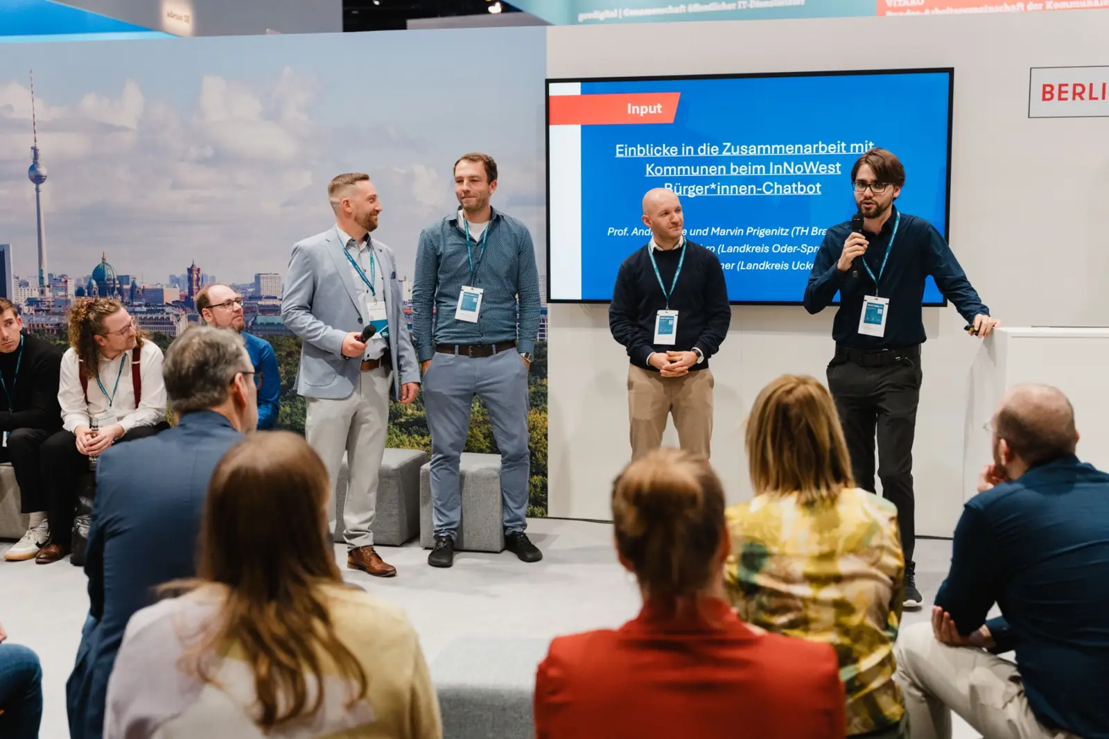 Projektpräsentation vor Publikum zum InNoWest-Bürgerinnen- und Bürger-Chatbot auf dem Berlin-Stand der SCCON 2026.