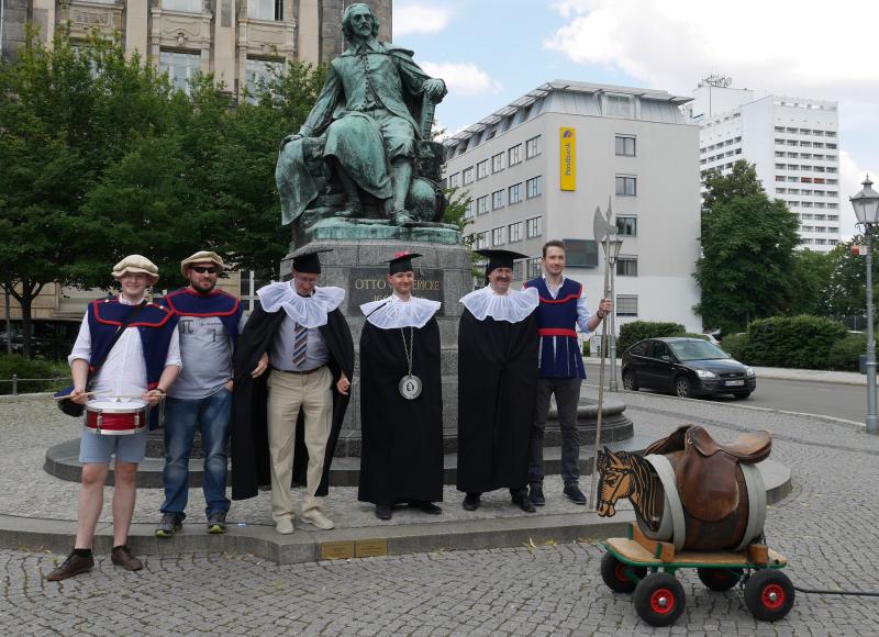 Traditioneller Zug zum Otto-von-Guericke-Denkmal nach der erfolgreichen Disputation